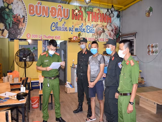 Cơ quan chức năng khám xét nơi ở của các đối tượng. Ảnh: Công an Quảng Nam.
