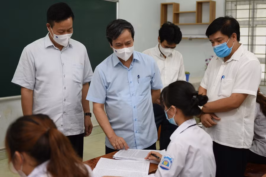 Bộ trưởng Nguyễn Kim Sơn thăm hỏi tình hình học tập của các em học sinh Trường Phổ thông dân tộc nội trú, chúc các em có kỳ thi thật tốt.