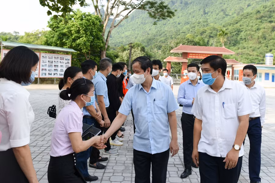 Bộ trưởng thăm hỏi cán bộ, giáo viên nhà trường.