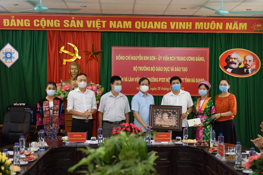 Bộ trưởng Nguyễn Kim Sơn tặng nhà trường bức tranh trong chuyến thăm và kiểm tra.