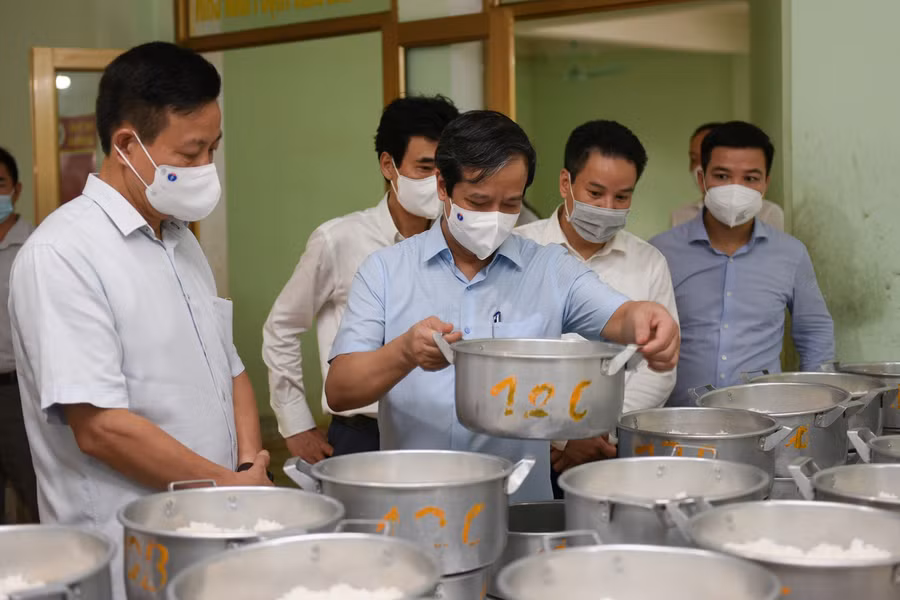 Bộ trưởng thăm nhà bếp của trường.
