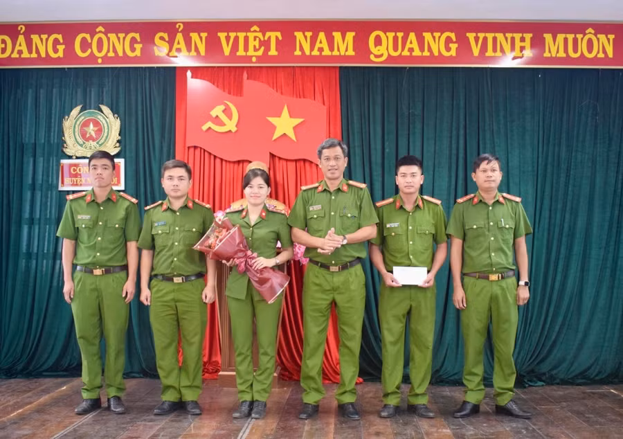 Công an huyện Ngọc Hồi thưởng nóng cho ban chuyên án. Ảnh: Công an Ngọc Hồi cung cấp
