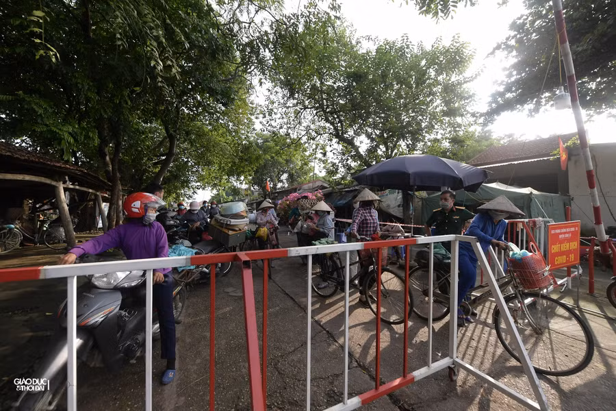 Đại diện bến phà Đức Bác cho biết: Giờ cao điểm, phà chúng tôi bị ùn tắc cục bộ mất khoảng gần 1 tiếng, từ 6h15 trở đi.