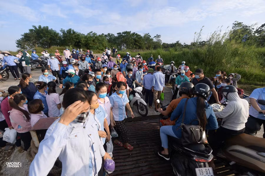 Mỗi ngày phà Đức Bác có hàng ngàn lượt người và phương tiện qua lại, trong đó có rất đông công nhân từ Vĩnh Phúc sang Phú Thọ làm việc.