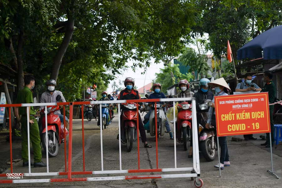 Hàng trăm người đứng chờ hàng giờ để lên phà đi Vĩnh Phúc - Phú Thọ ảnh 2