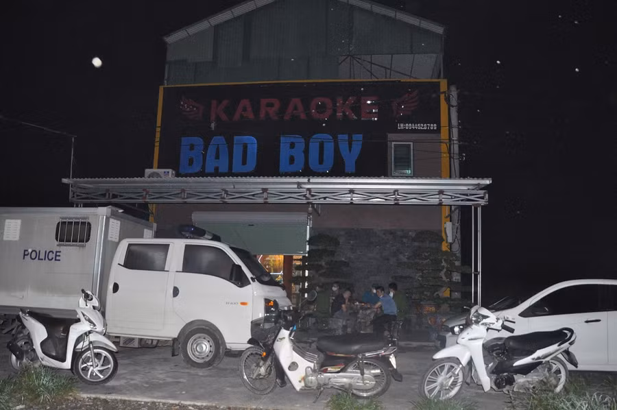 Lực lượng chức năng tiến hành kiểm tra quán karaoke Bad Boy.