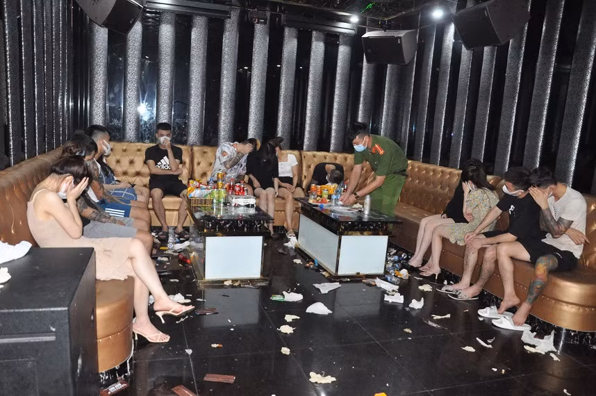 Thời điểm kiểm tra, tại quán có hàng chục nam nữ thanh niên tụ tập "bay lắc", sử dụng ma túy trái phép. Ảnh: Công an Hải Dương.