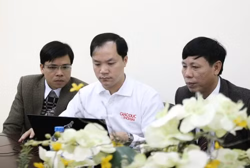 Thầy Đinh Tiến Hoa (ngoài cùng bên phải) trả lời câu hỏi của bạn đọc tại buổi giao lưu trực tuyến do báo Giáo dục & Thời đại tổ chức