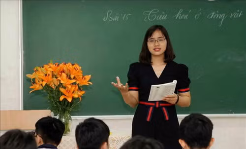 Cô giáo Dương Thị Thu Hà trong một tiết giảng trên lớp. Ảnh: Thanh Tùng/TTXVN