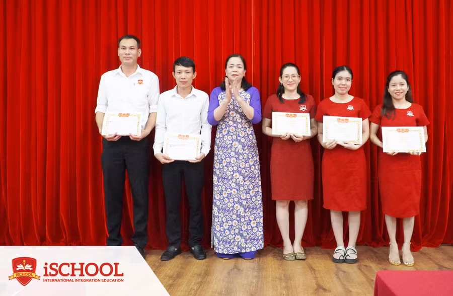 Thạc sỹ Trần Thị Ngọ - Hiệu trưởng iSchool Quảng Trị trao thưởng cho giáo viên, nhân viên đạt thành tích xuất sắc trong năm học 2022 - 2023.