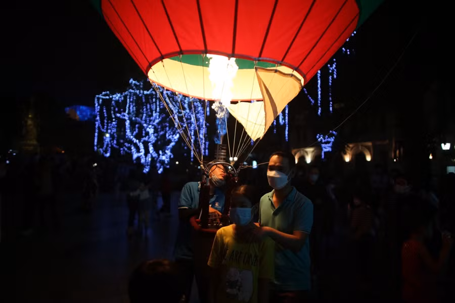 Khinh khí cầu sẽ bay treo lơ lửng lên xuống ở độ cao không quá 50m theo tiêu chuẩn quốc tế và cố định tại chỗ, không di chuyển.