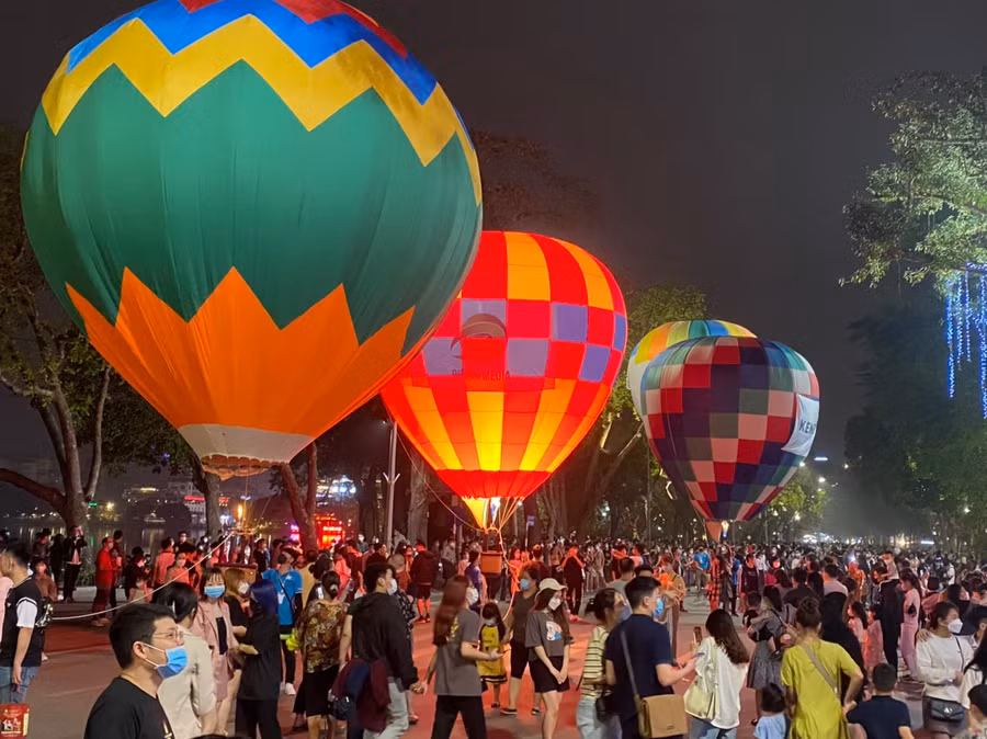 Chen chân ngắm khinh khí cầu khổng lồ ở phố đi bộ Hồ Gươm ảnh 4