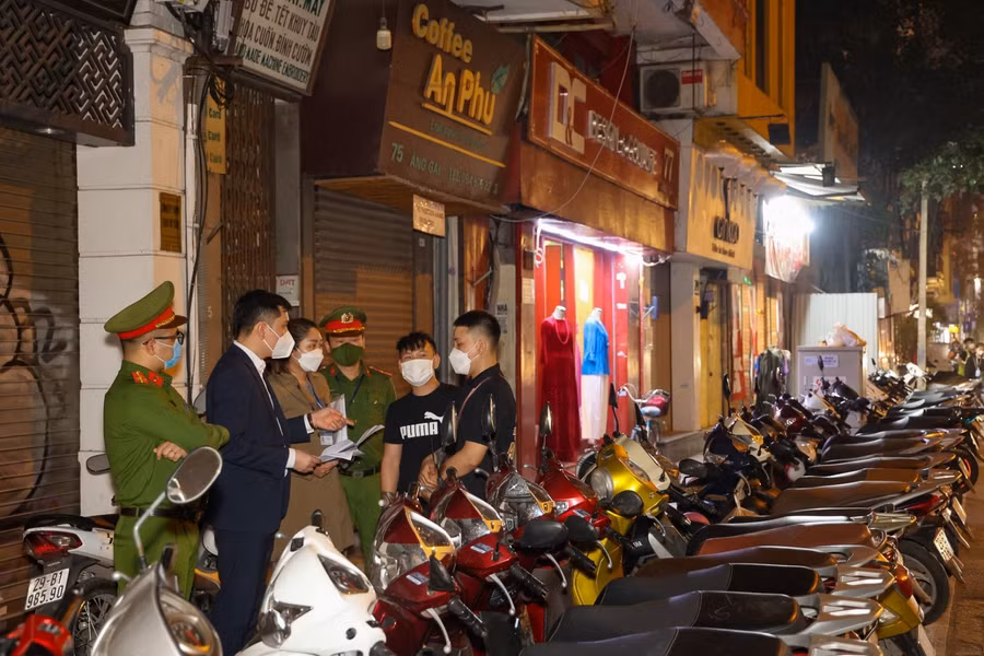 Kiểm tra đột xuất phố đi bộ, xử phạt nhiều hộ kinh doanh, điểm trông xe ảnh 3