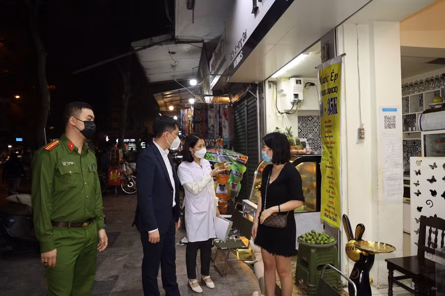 Đoàn công tác của phường Hàng Gai kiểm tra trên tuyến phố đi bộ ban đêm.