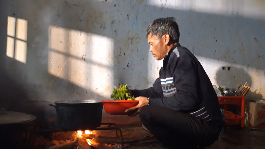 Thầy A Phiên chăm lo từng bữa ăn cho học sinh.