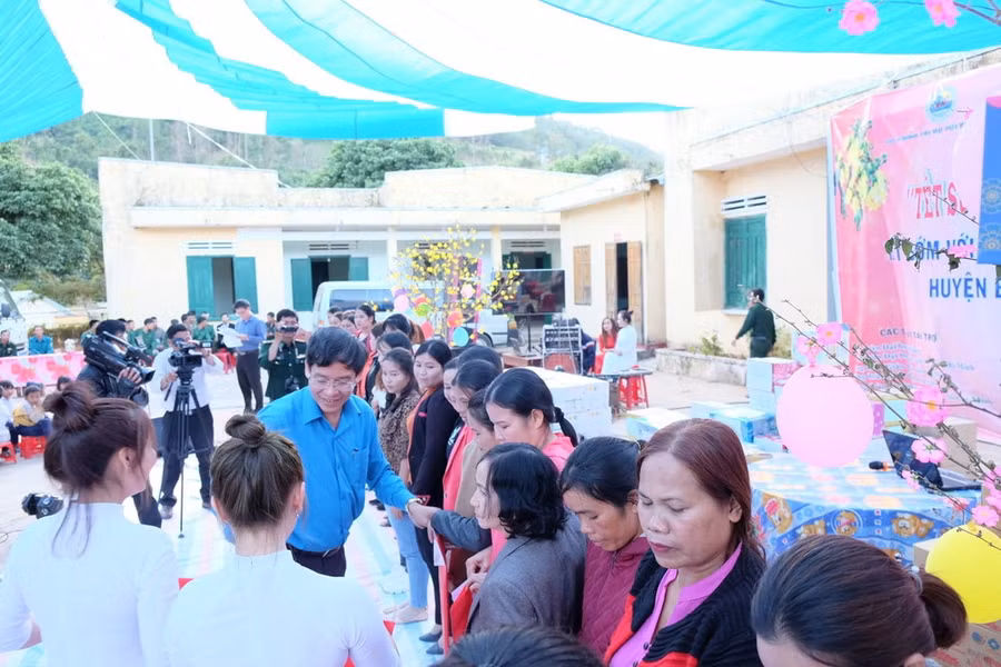 Ông Vũ Minh Đức tặng quà Tết cho giáo viên trong Chương trình Tết sum vầy tại Đồn biên phòng 669 xã Đăk Nhoong (ĐăkGLei, Kon Tum). Ảnh: Công đoàn Giáo dục Việt Nam cung cấp