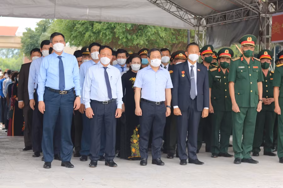 Lãnh đạo tỉnh Quảng Bình và tỉnh Khăm Muộn tham dự Lễ truy điệu và an táng 17 hài cốt liệt sĩ.