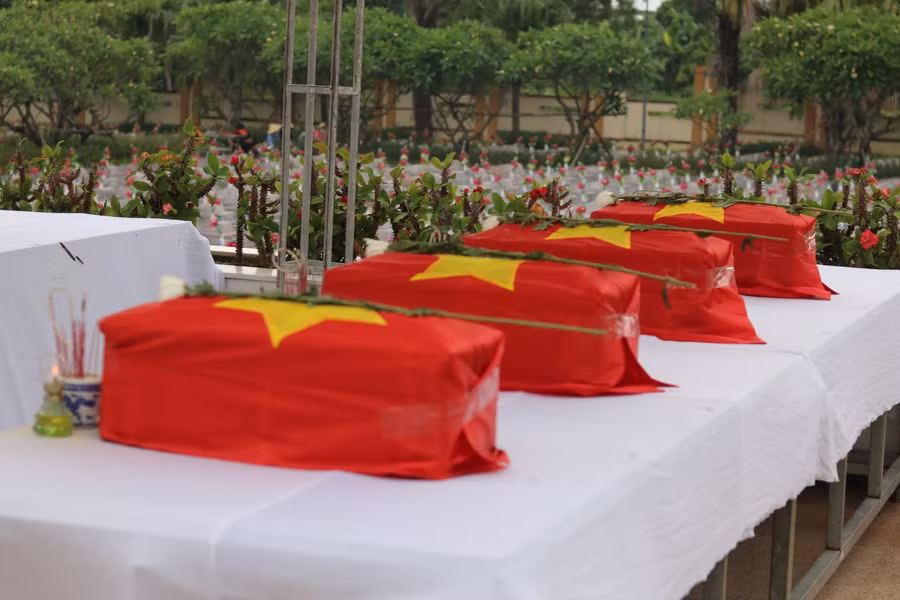 17 hài cốt liệt sĩ được đưa về đất mẹ an táng.