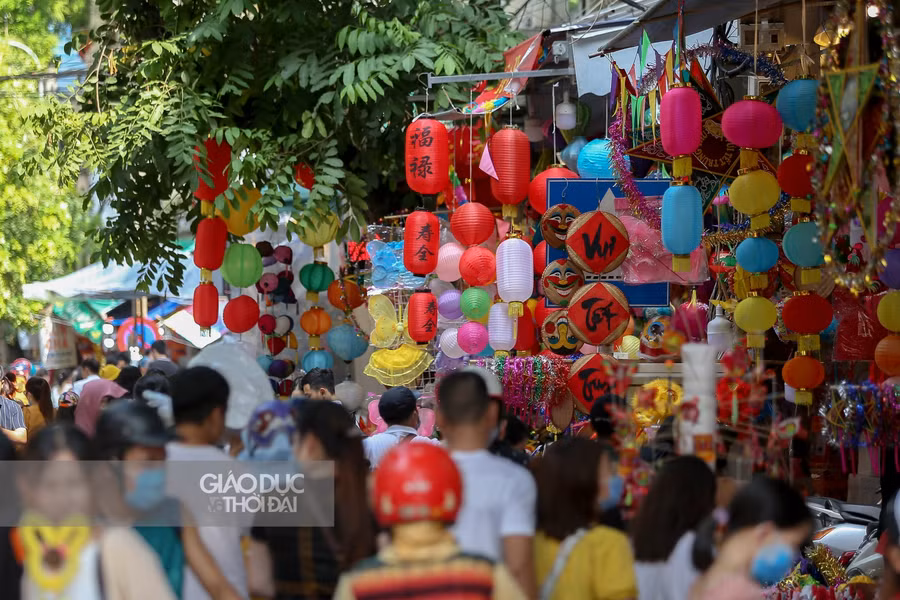 Phố Hàng Mã những ngày cận kề Trung Thu, lượng người dồn về đây ngày càng đông.