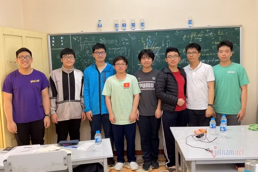 Võ Hoàng Hải và các bạn trong đội tuyển thi học sinh giỏi của Trường THPT chuyên Đại học KHTN