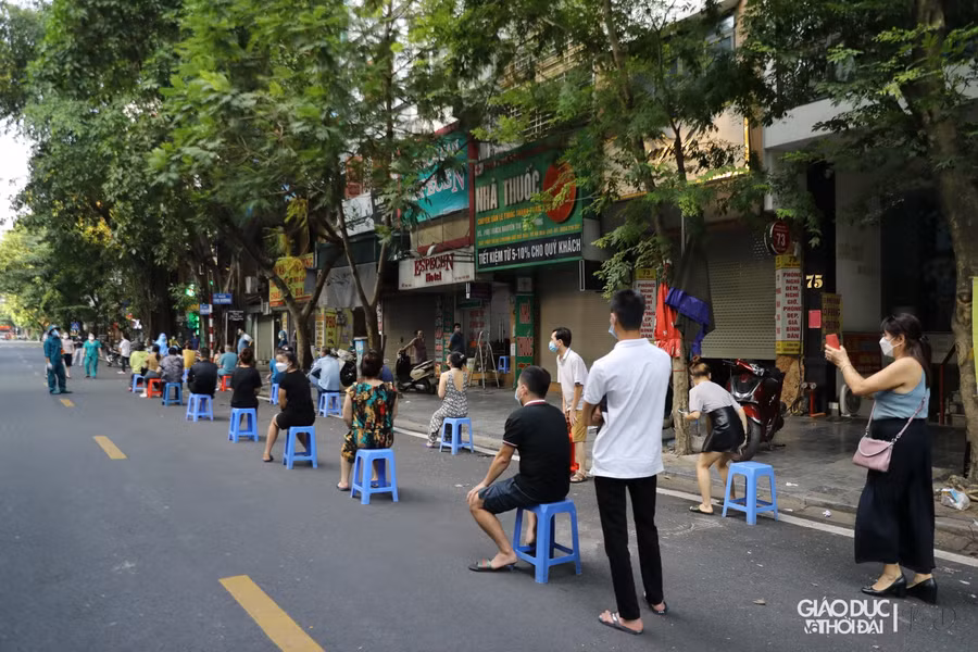 Cơ quan chức năng đã tạm thời phong tỏa tòa nhà D của Bệnh viện Hữu nghị Việt Đức, cũng như toàn bộ tuyến đường Phủ Doãn (Hoàn Kiếm, Hà Nội) phục vụ công tác lấy mẫu toàn bộ người nhà, bệnh nhân, nhân viên y tế, những hộ kinh doanh có liên quan đến bệnh viện Việt Đức.