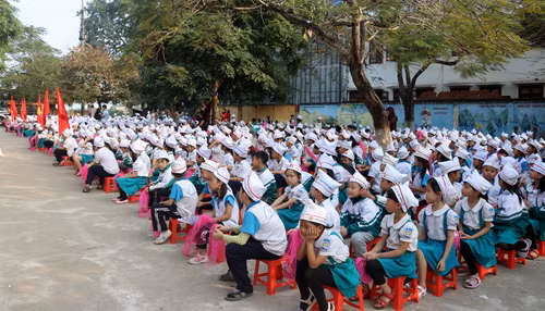 Học sinh chăm chú lắng nghe