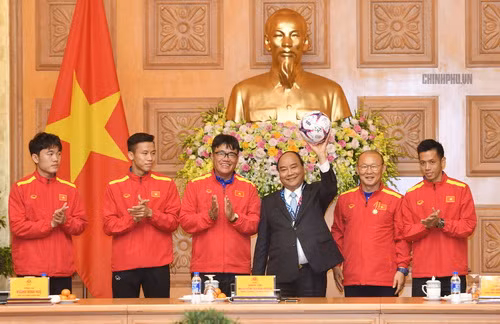 Đại diện Ban huấn luyện và Đội tuyển Việt Nam trân trọng tặng Thủ tướng trái bóng sử dụng tại AFF Cup 2018. Ảnh: VGP Đại diện Ban huấn luyện và Đội tuyển Việt Nam trân trọng tặng Thủ tướng trái bóng sử dụng tại AFF Cup 2018. Ảnh: VGP