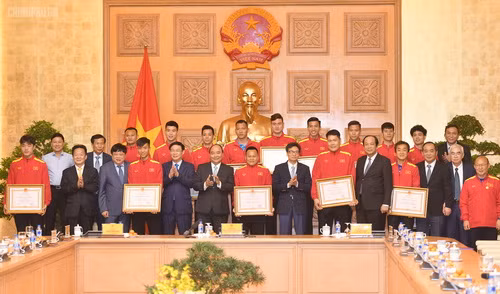 Thủ tướng trao phần thưởng cho các cá nhân xuất sắc của Ban huấn luyện và một số cầu thủ Đội tuyển Việt Nam. Ảnh: VGP Thủ tướng trao phần thưởng cho các cá nhân xuất sắc của Ban huấn luyện và một số cầu thủ Đội tuyển Việt Nam. Ảnh: VGP
