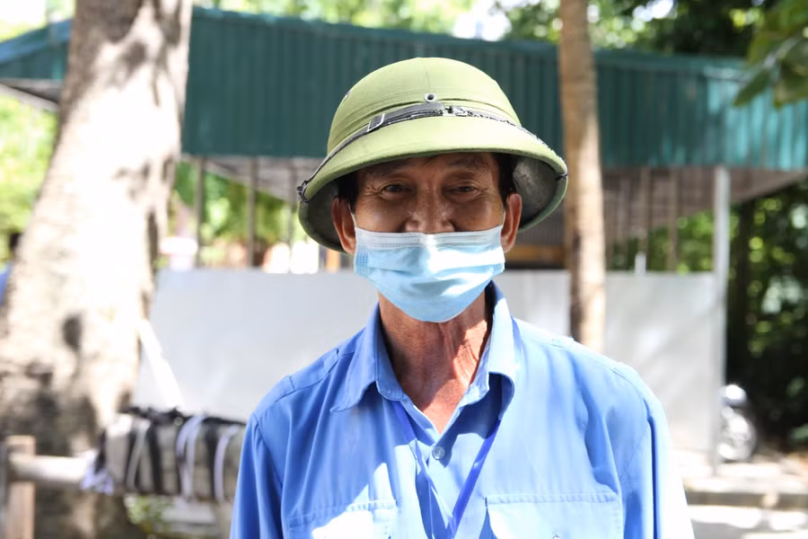 Bảo vệ trường THPT Lê Quý Đôn cho biết, ngoài thí sinh làm thủ tục và lực lượng làm nhiệm vụ, bất cứ ai cũng không được vào trường.
