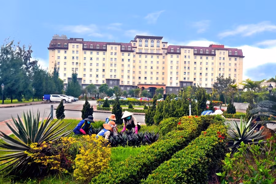 Công nhân vệ sinh làm việc tại khuôn viên Trung tâm hành chính