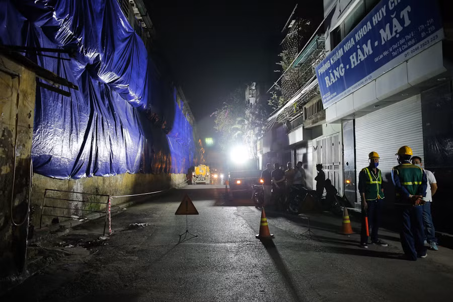 22h, Xe và công nhân vệ sinh môi trường đã có mặt tại những điểm quanh khu vực xảy ra cháy tại công ty Rạng Đông.