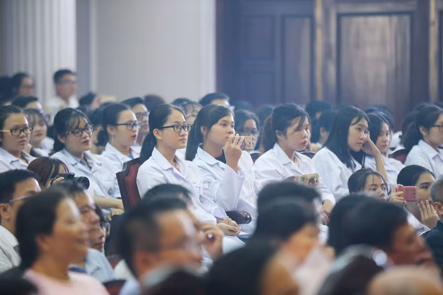 Khác với những lễ khai giảng tại nhiều trường, trong không gian ấm cúng, những sinh viên khoa Y dược ai cũng khoác trên mình chiếc áo blouse trắng.