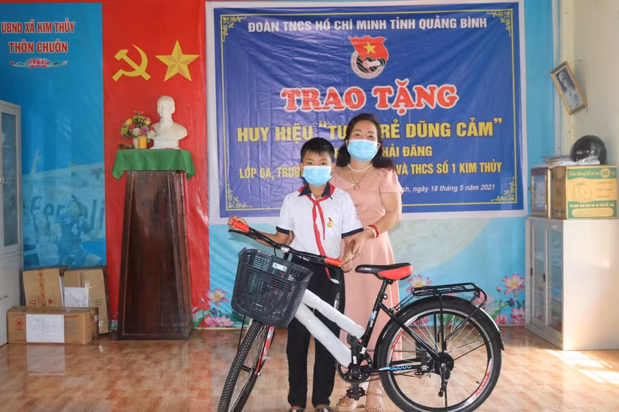Khâm phục tinh thần dũng cảm của em Đăng, các tổ chức, đơn vị đã đến tặng quà