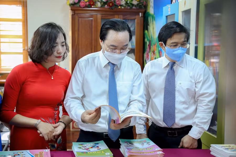 Bộ trưởng Phùng Xuân Nhạ tìm hiểu việc triển khai Chương trình, SGK lớp 1 mới