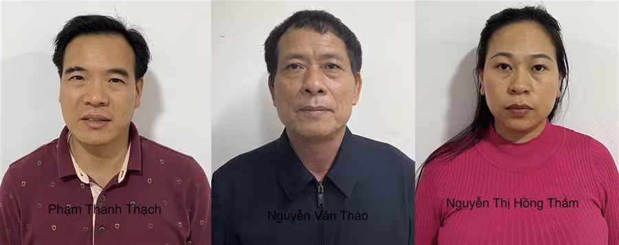 Các bị can Phạm Thanh Thạch, Nguyễn Văn Thảo, Nguyễn Thị Hồng Thắm (từ trái sang phải).