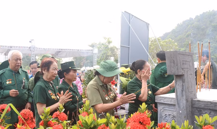Các cựu chiến binh và cựu thanh niên xung phong nghẹn ngào, xúc động khi nhớ về tuyến đường Trường Sơn năm ấy. Các cựu chiến binh và cựu thanh niên xung phong nghẹn ngào, xúc động khi nhớ về tuyến đường Trường Sơn năm ấy.