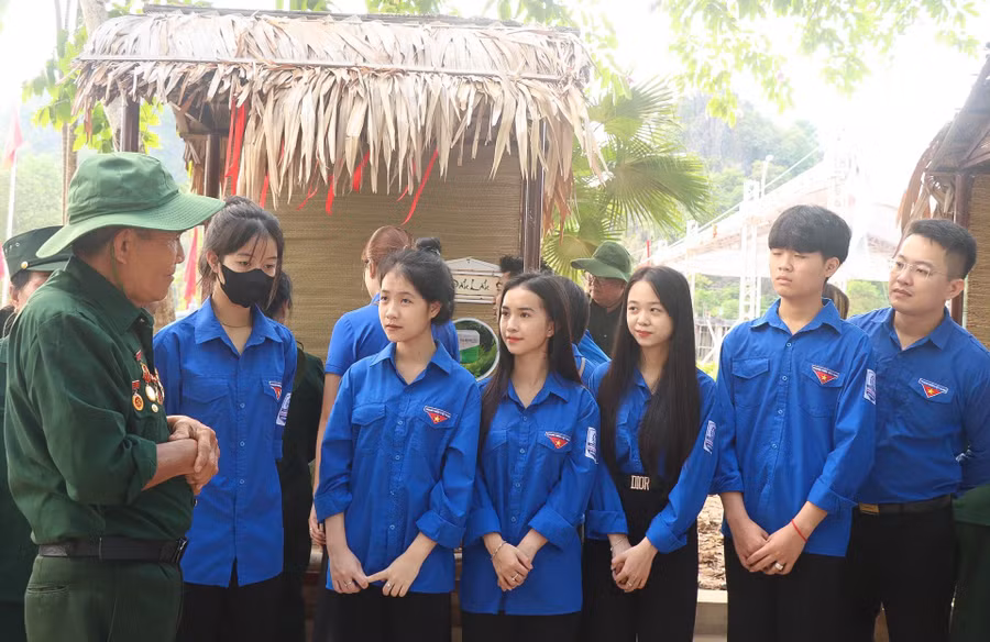 Các đoàn viên, thanh niên có cái nhìn chân thực nhất về “tuyến lửa” Trường Sơn qua 200 tư liệu gốc. Các đoàn viên, thanh niên có cái nhìn chân thực nhất về “tuyến lửa” Trường Sơn qua 200 tư liệu gốc.