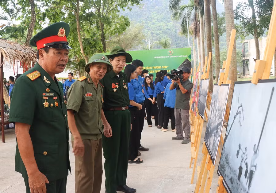 Cựu chiến binh xem lại các hình ảnh tư liệu lịch sử. Cựu chiến binh xem lại các hình ảnh tư liệu lịch sử.
