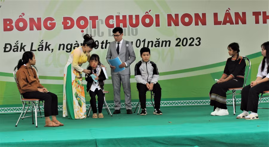 Bà Hoàng Thiên Nga trò chuyện với em Bảo Thy (em bị khối u mỡ làm lệch khuôn mặt). Bà Hoàng Thiên Nga trò chuyện với em Bảo Thy (em bị khối u mỡ làm lệch khuôn mặt).