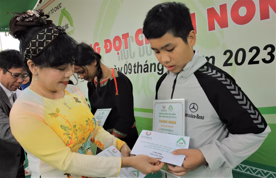 Bà Hoàng Thiên Nga trao học bổng vượt khó cho học sinh. Bà Hoàng Thiên Nga trao học bổng vượt khó cho học sinh.