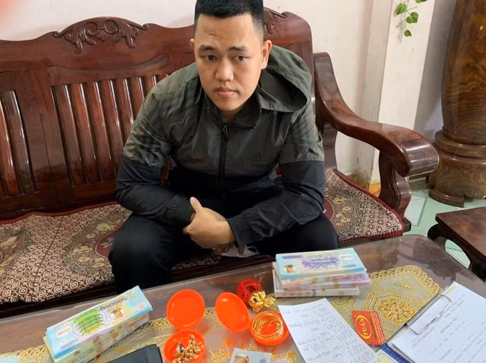 Đối tượng Nguyễn Văn Cảnh cùng tang vật của vụ án.