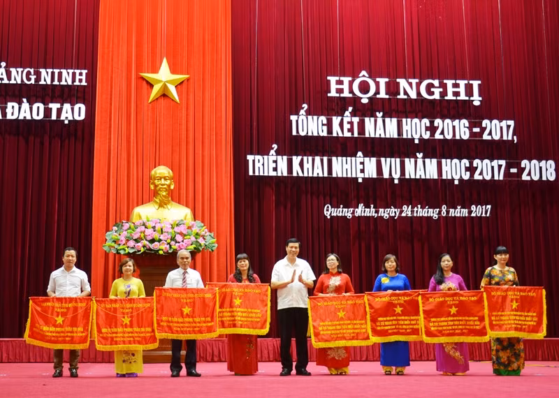 Trao Cờ thi đua của Bộ GD&ĐT và UBND tỉnh cho các tập thể, cá nhân có thành tích xuất sắc.