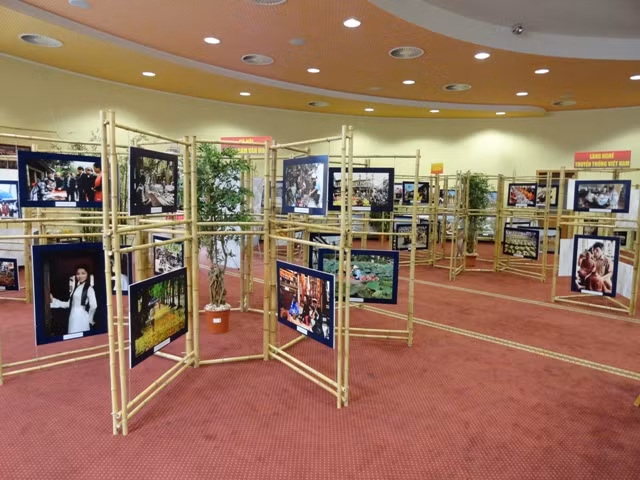 Triển lãm ảnh và tuần phim "Việt Nam – điểm hẹn thế giới" năm 2011 tại Công hòa Séc ảnh 1 Triển lãm ảnh và tuần phim "Việt Nam – điểm hẹn thế giới" năm 2011 tại Công hòa Séc ảnh 1