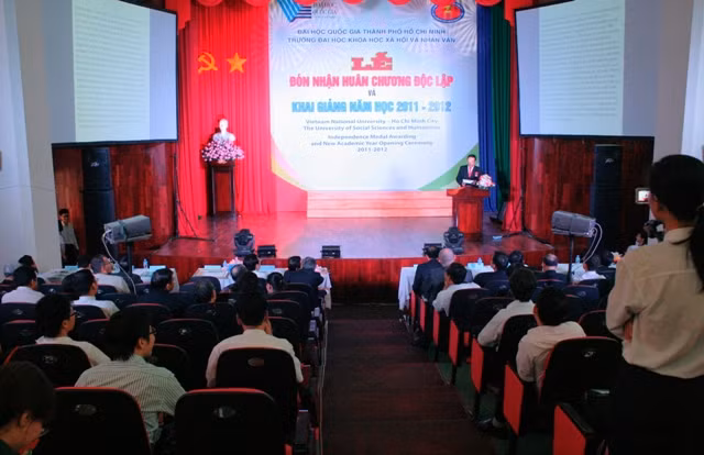 Trường ĐH KHXH& NV TP. HCM đón nhận Huân chương Độc lập hạng Ba ảnh 2 Quang cảnh buổi lễ