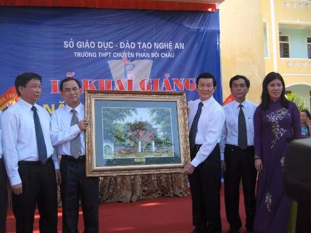 Chủ tịch nước trao quà cho Trường 