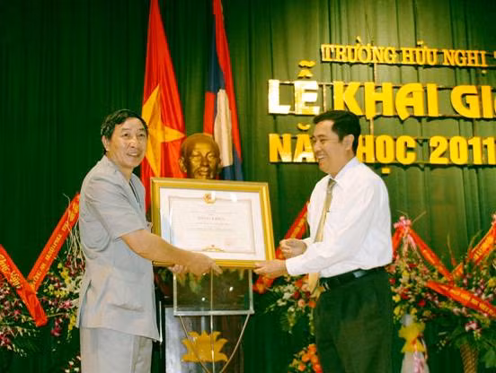 Trường Hữu nghị T78 khai giảng năm học mới ảnh 1 Đồng chí Sơn Phước Hoan – Thứ trưởng, Phó chủ nhiệm Uỷ ban Dân tộc trao Bằng khen của Thủ tướng Chính phủ cho tập thể Trường Hữu nghị T78