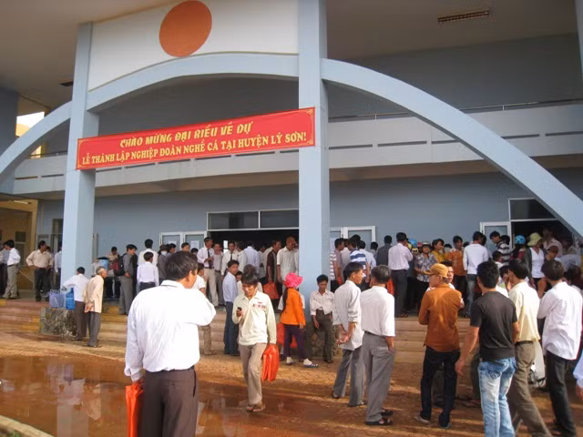 : Đông đảo nhân dân và ngư dân từ sáng sớm đã tập trung đến trung tâm văn hóa với tâm trạng háo hức, mừng vui.