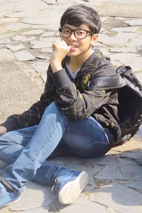 Chang trai Viet danh 45 phut trang diem moi ngay, di den dau cac co gai nhin theo den do - Anh 3