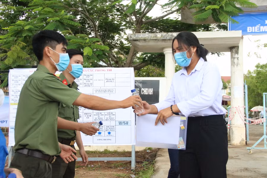 Thí sinh Kon Tum được lực lượng công an hỗ trợ nước sau khi kết thúc thời gian làm bài.