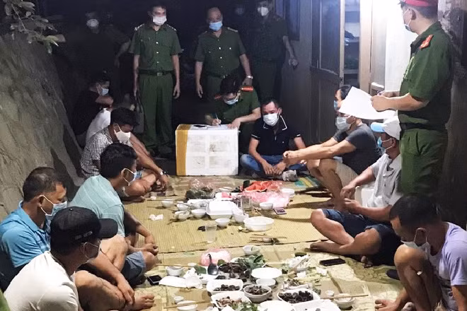 11 trường hợp tụ tập ăn uống trong mùa dịch